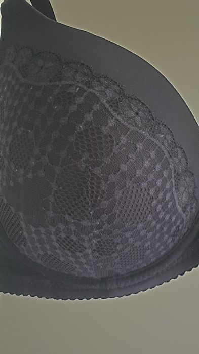Czarny biustonosz z odpinanymi ramiączkami 85 C
