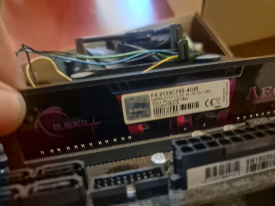 Motherboard B250 Fintech Gigabyte para 12 GPUs