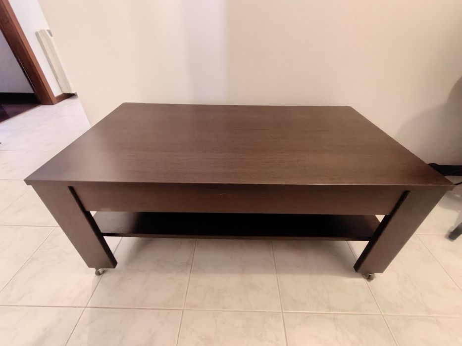 Mesa de centro em madeira com arrumação