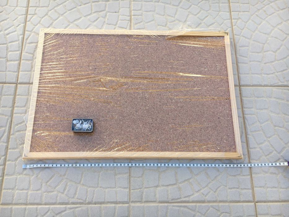 Quadro de cortiça e conjunto de pioneses