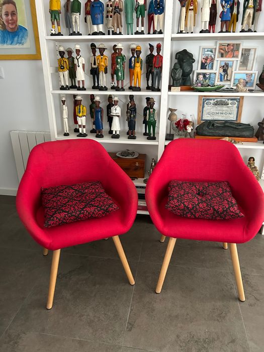 2 cadeirões em tecido vermelho