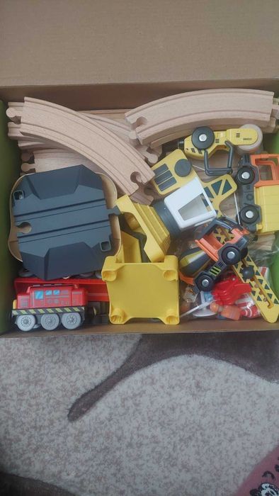 Дитяча дерев'яна залізниця, потяг.Іграшка-будівництво.