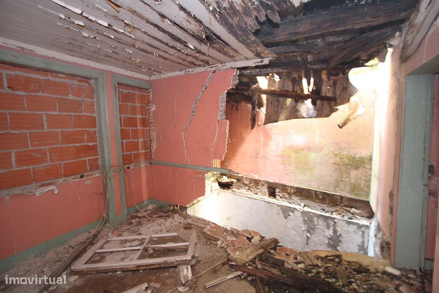 Prédio para recuperar, 3 pisos, cave e pequeno logradouro, C da Rainha