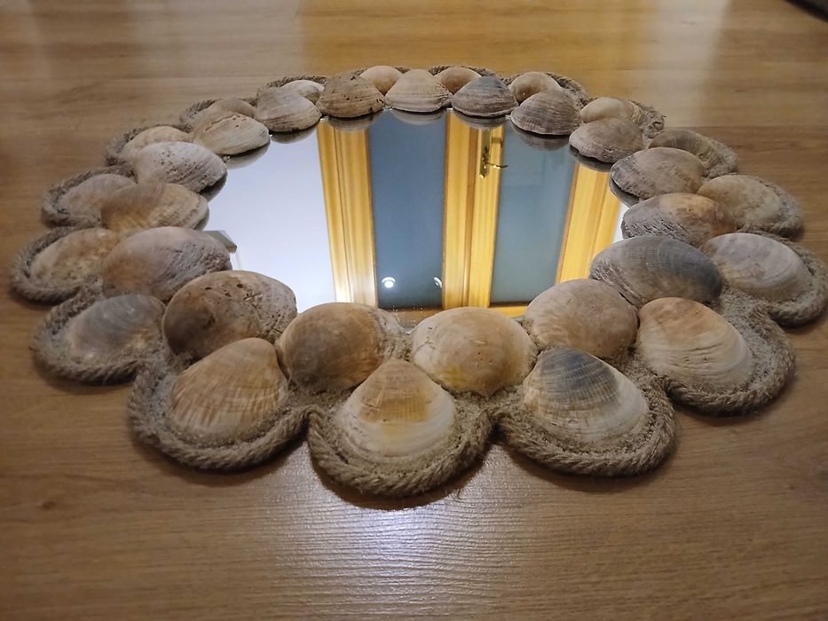 Espelho decorado com conchas