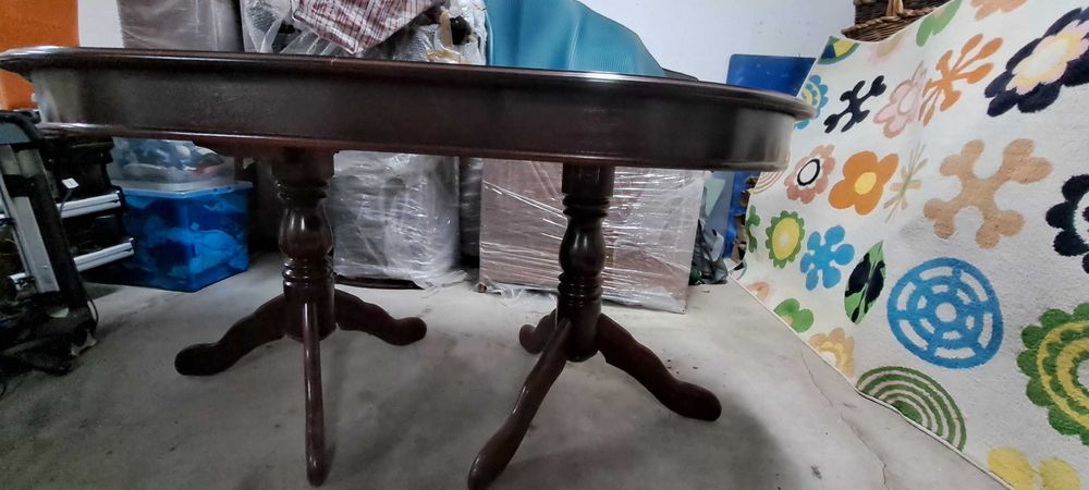 Mesa oval extensível de madeira