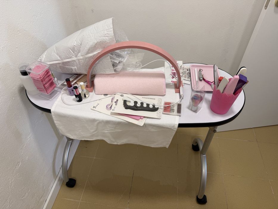material unhas e mesa
