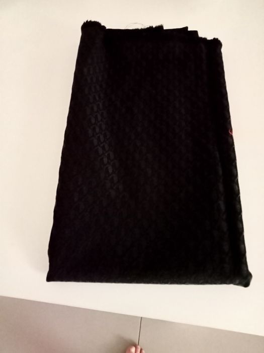 Duas  mantas uma em preto,outra em castanho.