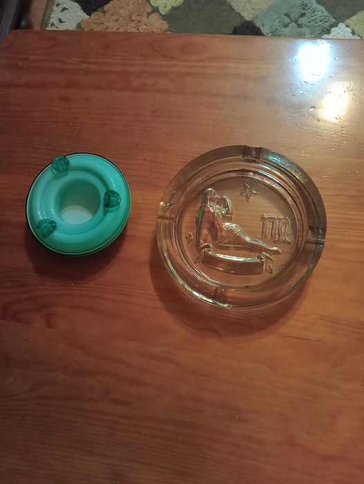 Cinzeiros em vidro feitos manualmente.