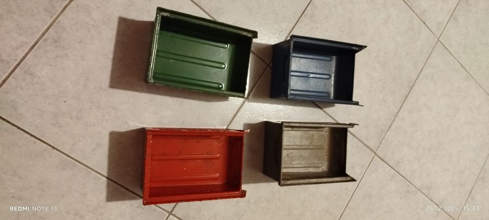 Sprzedam skrzynki metalowe na śruby nakrętki w ilości 22st
