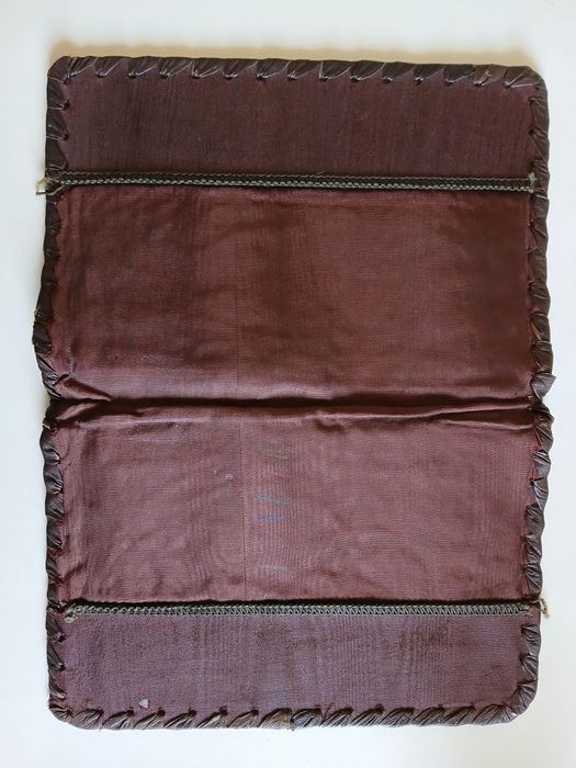 Capa de livro antiga em pele gravada