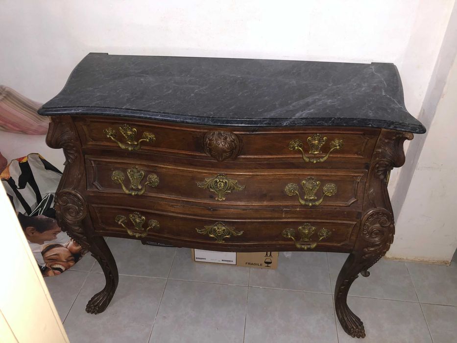 Móvel Antigo com Tampão de Mármore – Peça Única e Elegante
