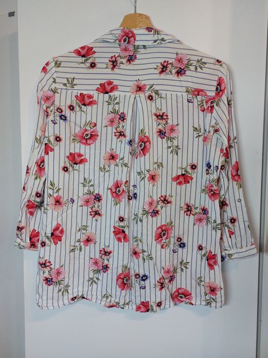 Biała koszula w kwiaty Stradivarius 36/S biała bluzka w paski koszula