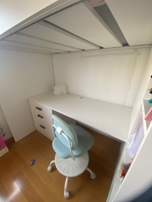 Cama alta com secretaria e cadeira modelo IKEA SMASTAD