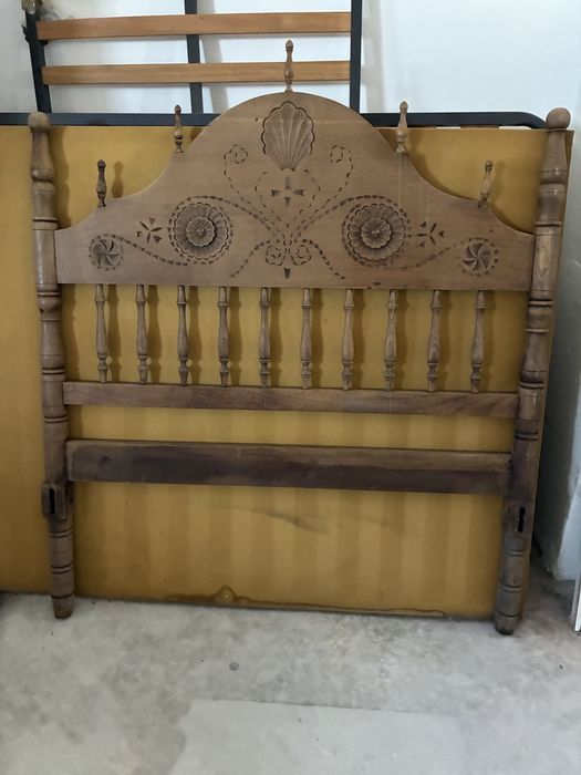 Cama usada em madeira