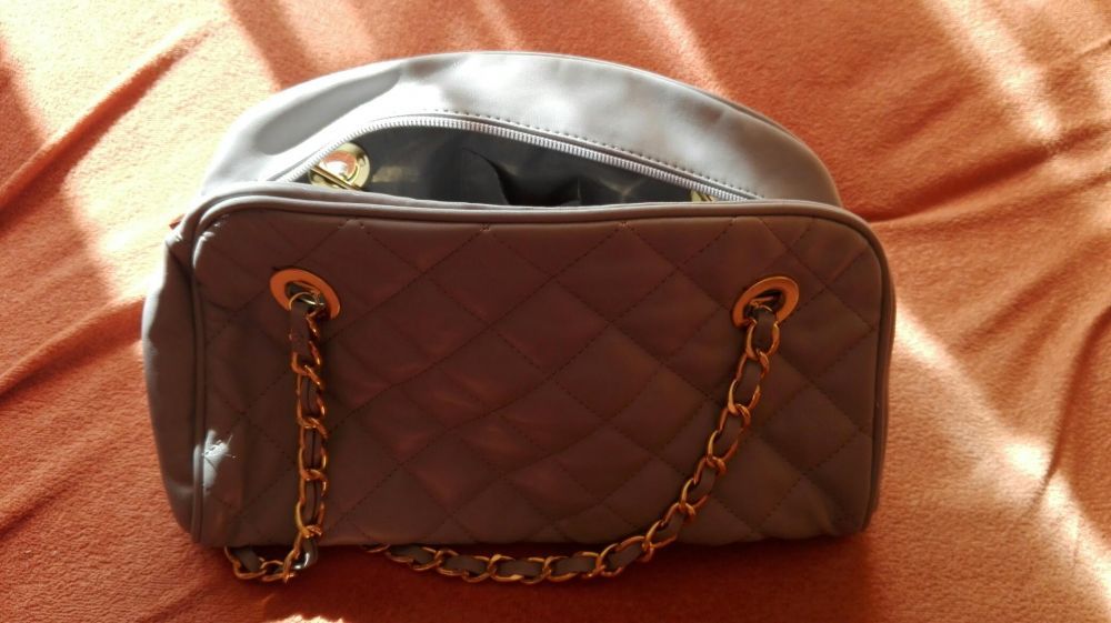 Pikowana szara torebka na łańcuszku