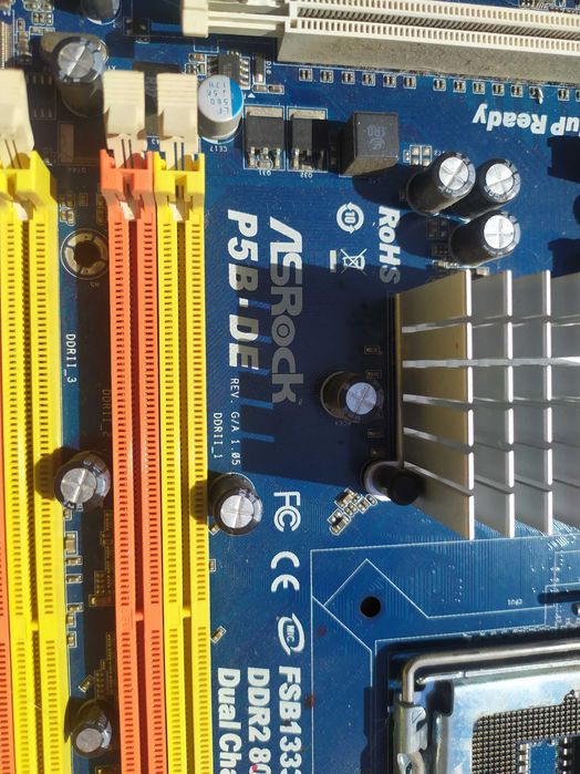 Материнская плата ASRock P5B-DE для процессоров Intel в корпусе Socket LGA775.