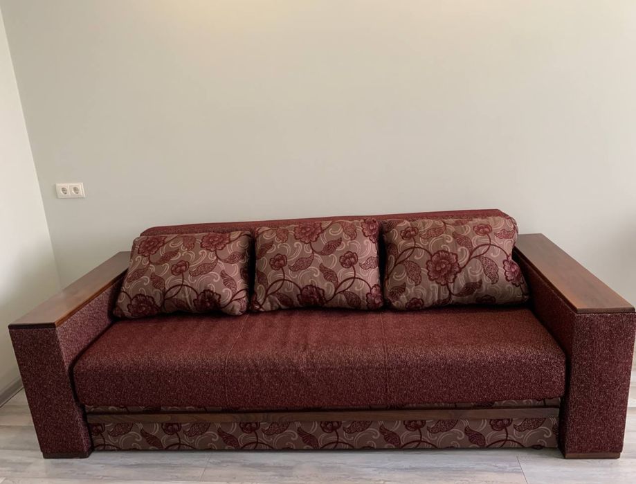 Диван, тканинний з деревяними підставками