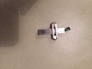 pendente em formato de cruz cinzento