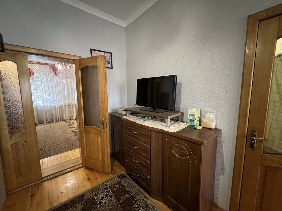 Продаж двох будинків у одному дворі.