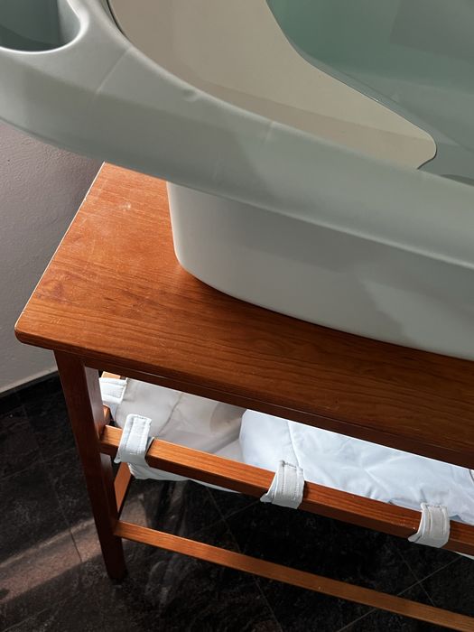 Banheira para bebe, com respetivo apoio em Madeira