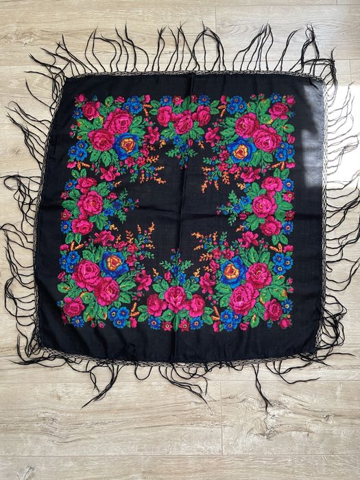 Яркий платок с бахромой хустка с китицями шаль