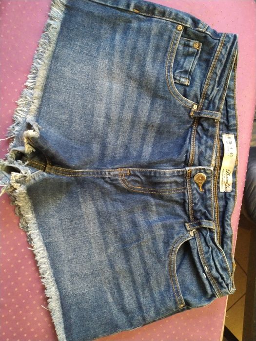 Calções de ganga e t-shirt