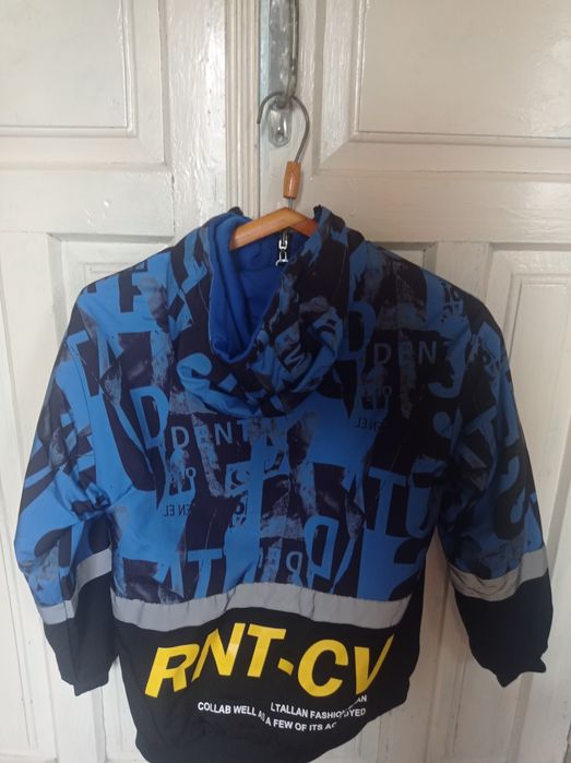 Продам весняні куртки