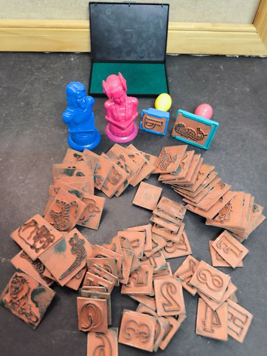 Carimbos antigos - letras, números & figuras.