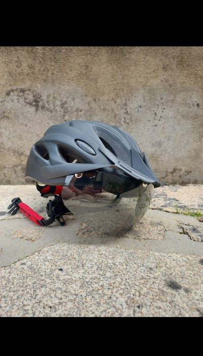 Vendo caacete bicicleta novo com luz incorporada