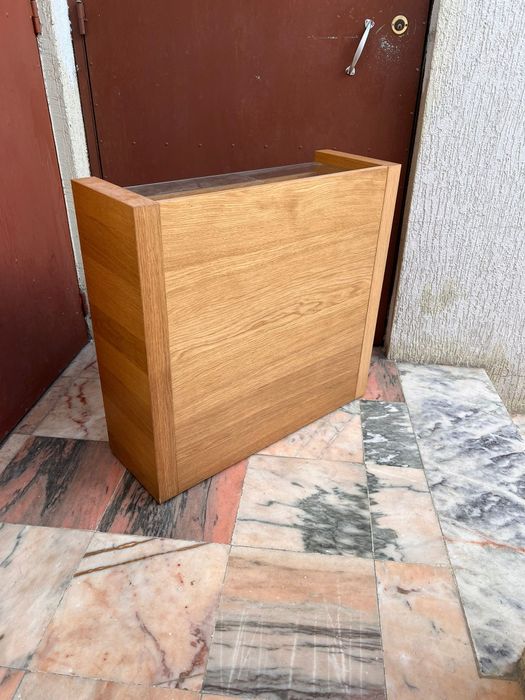 Sapateiras de madeira com tampo de vidro