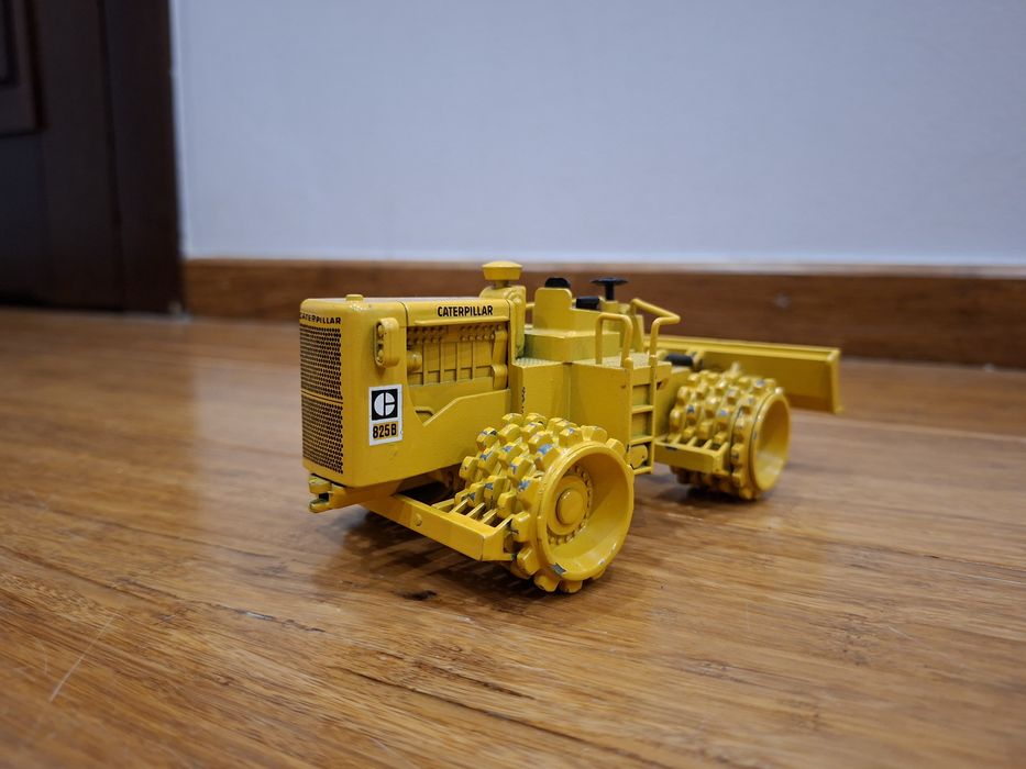 NZG 135 Caterpillar 825B – Metalowy Model 1:50 | Made in W. Germany