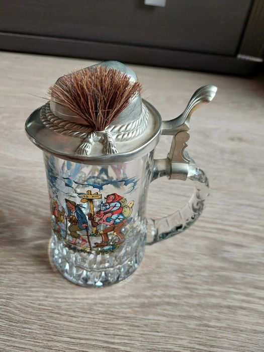 Szklany kufel z cynową pokrywką
