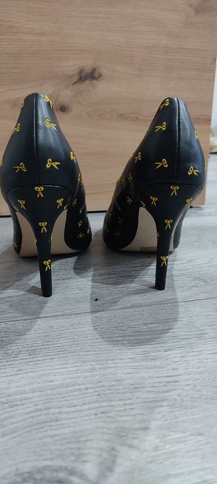 Szpilki w nożyce, buty na wysokim obcasie. SUPER