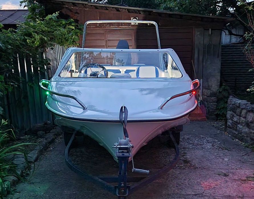 Катер для романтичних прогулянок.