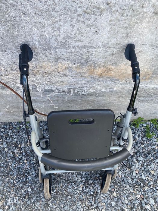 Продам инвалидную коляску