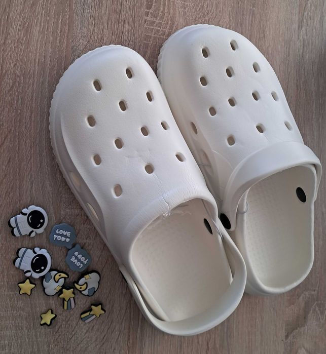 Klapki kryte typu crocsy z ozdobami r.41