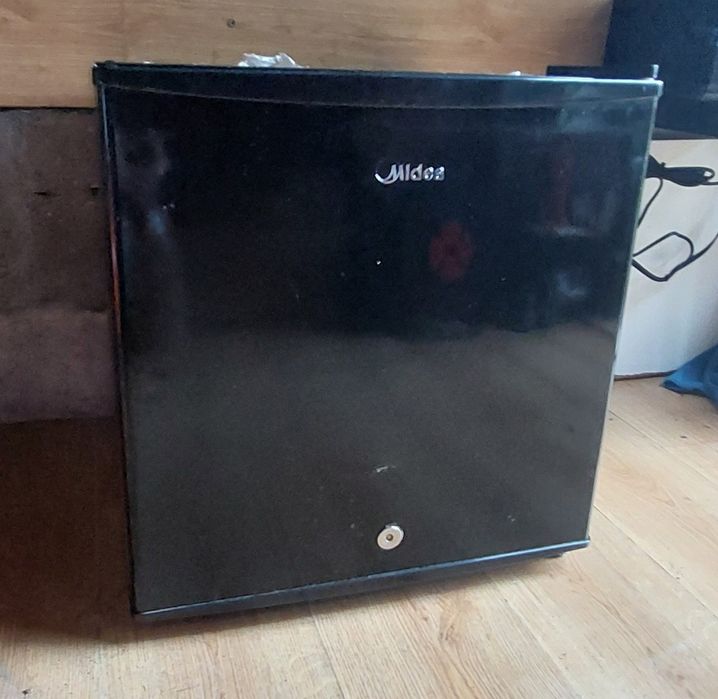 Lodówka Podblatowa Hotelowa