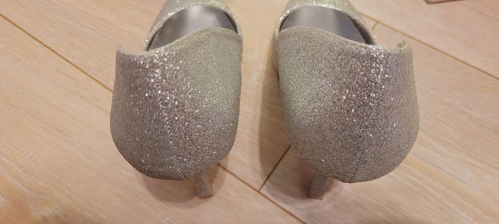 Czółenka srebrne nr 40 używane 2 godziny firmy Deezee