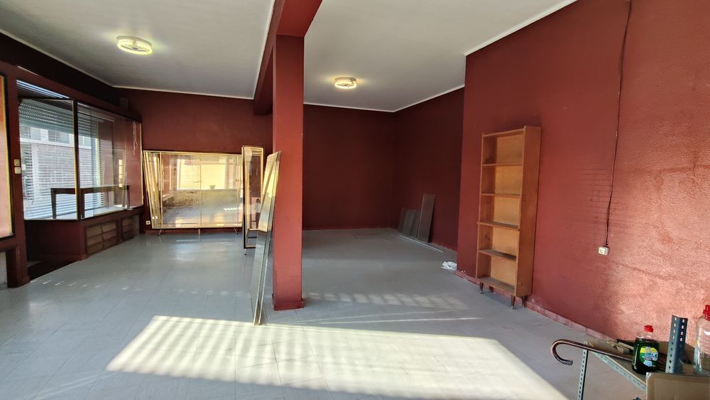 Arrenda-se loja no centro de CACIA próximo a estação CP, toda esquina