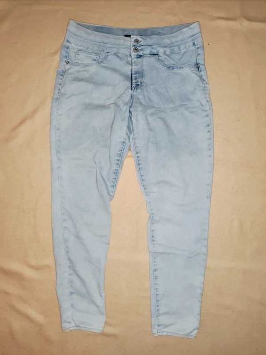 Jasnoniebieskie spodnie jeansowe rozmiar 40/42