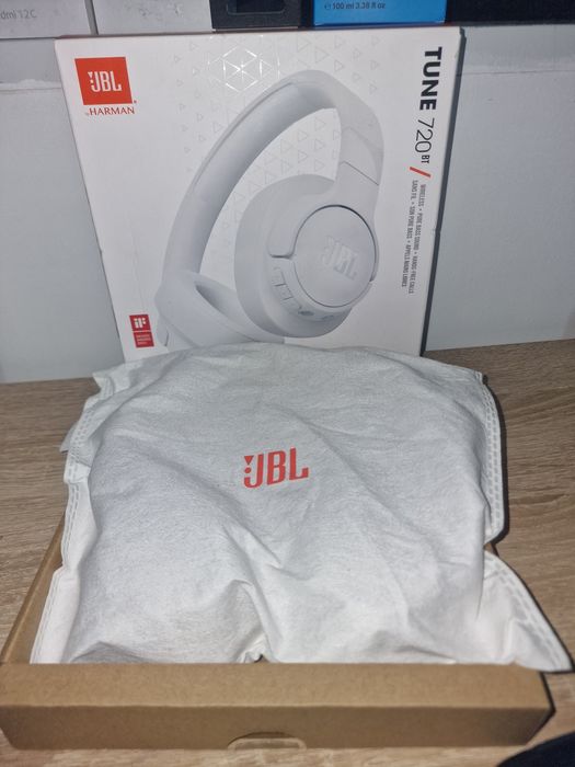 Jbl tune 720bt com pouco mais de 20 horas de uso