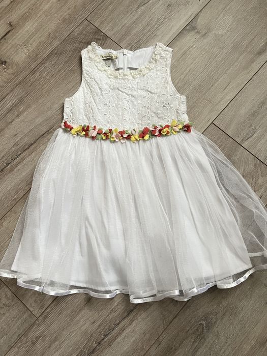 Літнє біле плаття для дівчинки (на 4 роки)