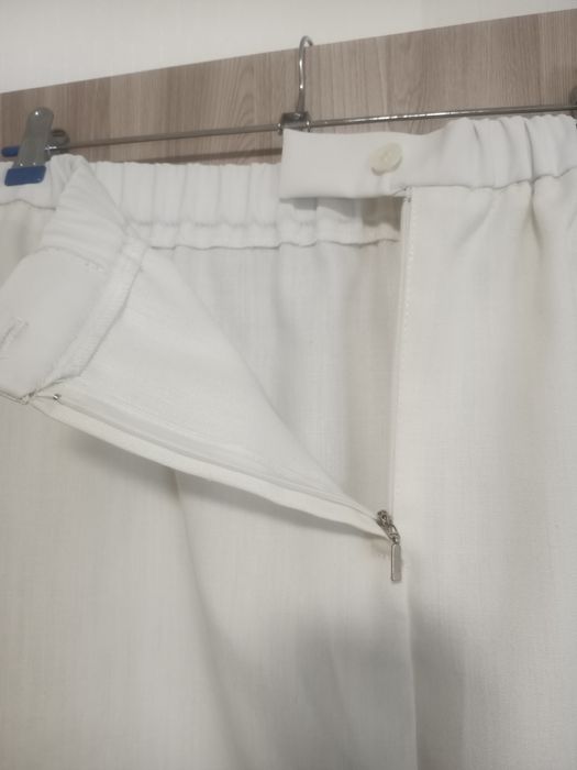 Строга біла юбка з розрізом .