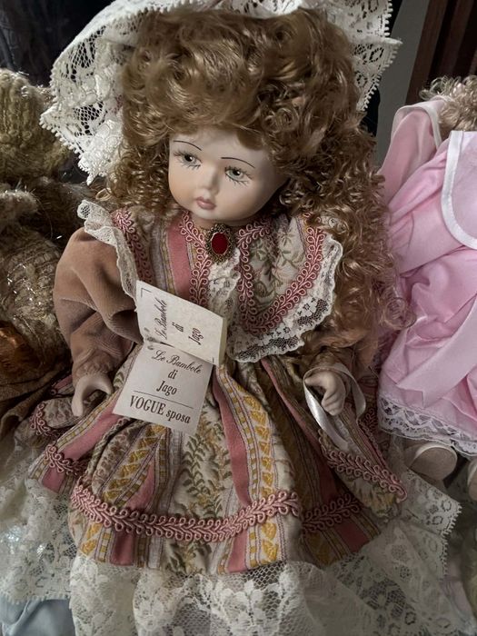 Bonecas em porcelana mais o móvel