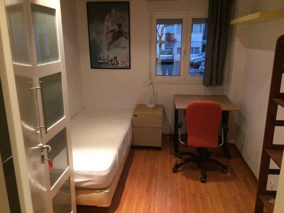 Quarto para alugar em apartamento junto a Nova SBE Oeiras para aluguer Carcavelos