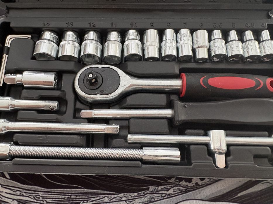 Zestaw kluczy nasadkowych (46 sztuk)