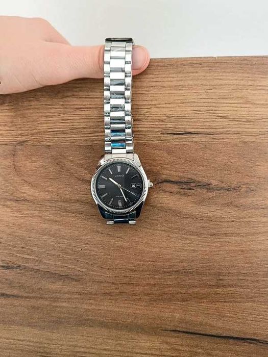 Casio zegarek srebrny czarna tarcza 50M