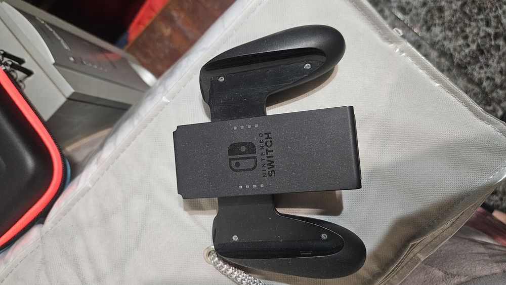 Nintendo Switch V2 com Dock + Comando + 2 Jogos