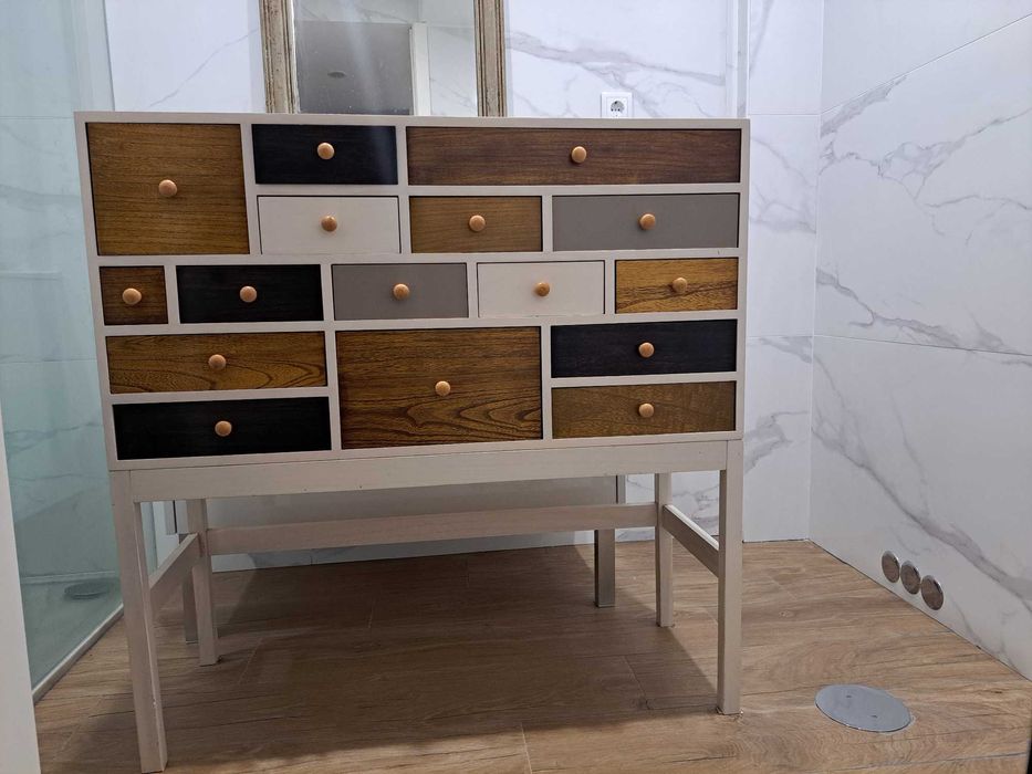 móvel da área, em madeira com gavetas de várias cores