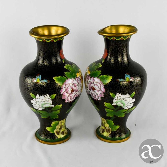 Par de Jarras em Cloisonné, decoradas com flores, circa 1960, N2